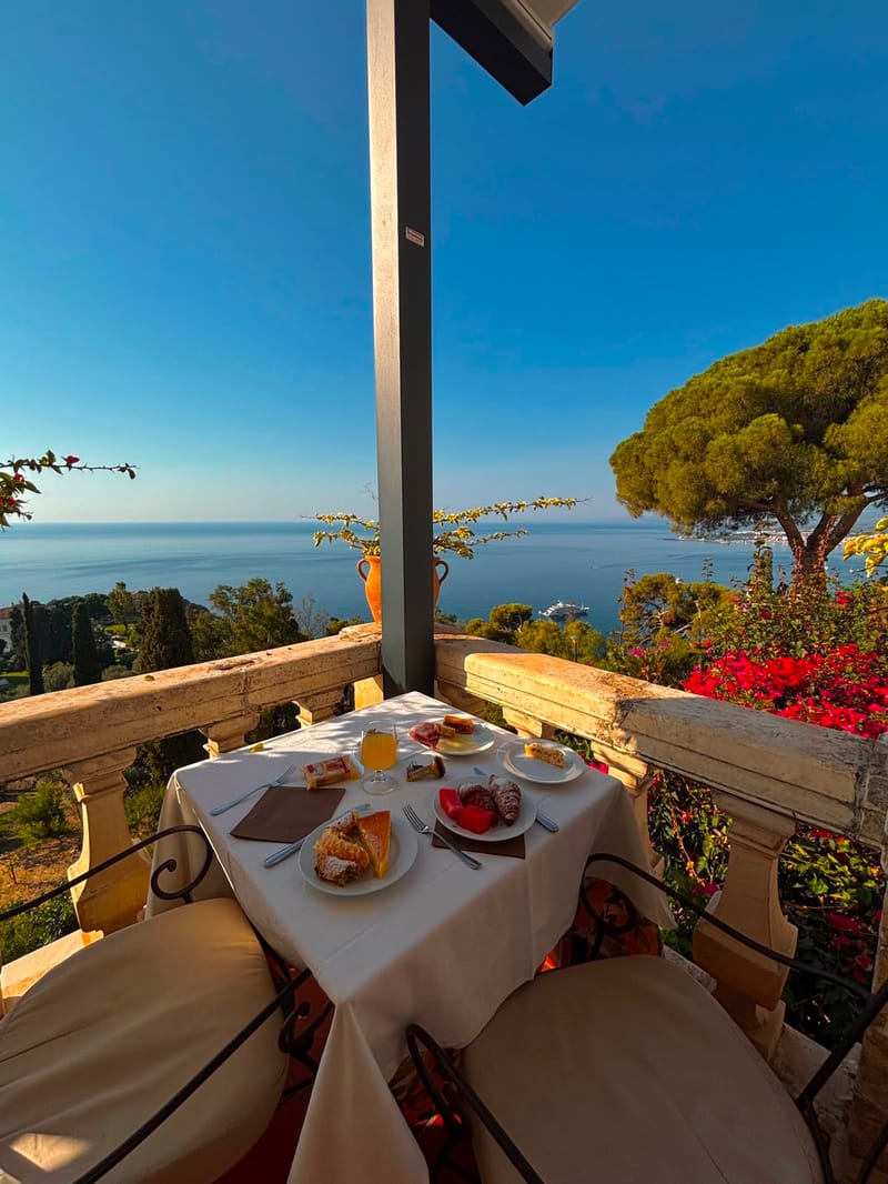 Colazione a Taormina