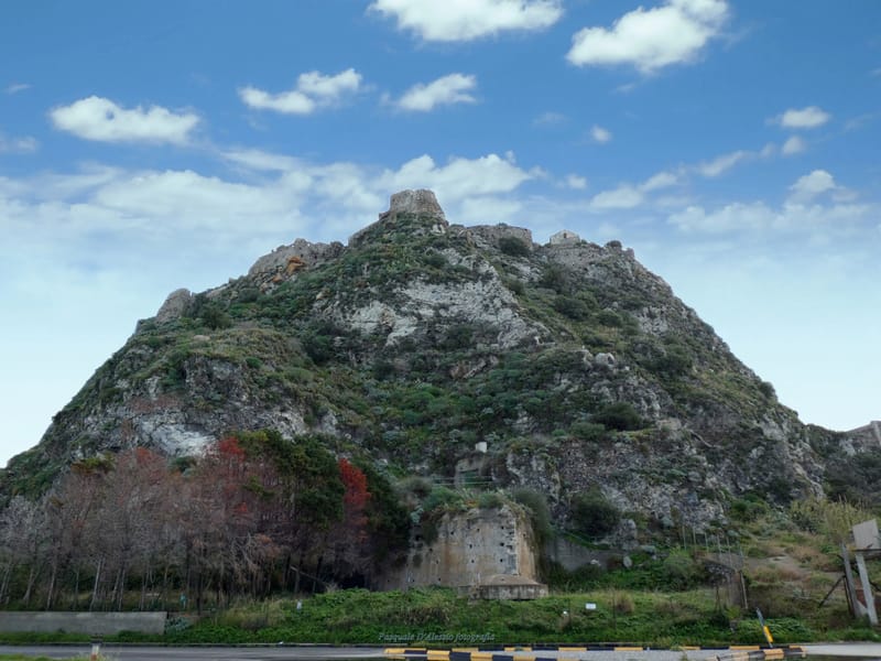 Fortezza aragonese e grotta di Polifemo